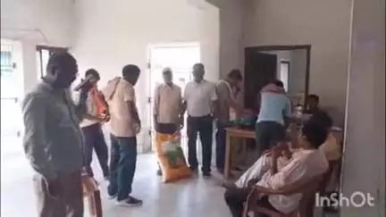 रतनी फरीदपुर: रतनी प्रखंड मुख्यालय स्थित किसान भवन में मंगलवार को किसानों के बीच धान बिचड़ा कार्यक्रम सम्पन्न