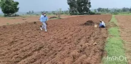 मसलिया: सुसनिया डेंगाल के करेला किसानों से मिले देवघर से आए कलश सीड्स प्राइवेट लिमिटेड कंपनी के अधिकारी