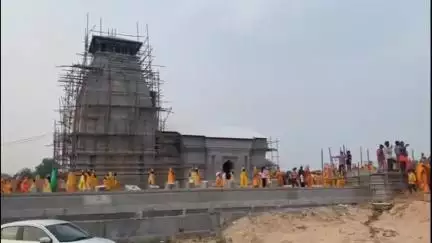इटावा: ग्वालियर बायपास पर स्थित निर्माणाधीन केदारेश्वर मंदिर में उमड़ी श्रद्धालुओं की भीड़ का वीडियो सोशल मीडिया पर हुआ वायरल