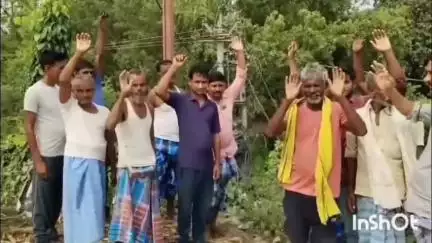 बंजरिया: जटवा में एक सप्ताह से ट्रांसफॉर्मर से धुंआ निकलने और लो-वॉल्टेज से परेशान ग्रामीणों ने किया प्रदर्शन #jansamasya