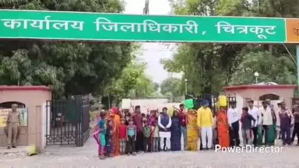 कर्वी: बहिलपुरवा के छोटी मड़ैयन में पानी की किल्लत परेशान आधा सैकड़ा ग्रामीण पहुंचे डीएम कार्यालय #jansamasya