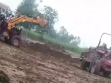 हसनपुर: हसनपुर क्षेत्र में मशीन से खनन करते खनन माफिया का वीडियो हुआ वायरल, पुलिस मामले की जांच में जुटी