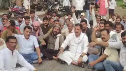 सतवास: भूमि अधिग्रहण से प्रभावित किसान और कांग्रेस नेताओं ने काटाफोड थाने के सामने दिया धरना