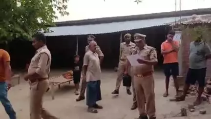 सगड़ी: रौनापार पुलिस ने धोखाधड़ी के मामले में फरार आरोपी के घर 82 सीआरपीसी की नोटिस की चस्पा, कार्रवाई से मचा हड़कंप