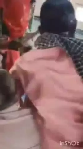 हाथरस: हा. जंक्शन स्टेशन पर ट्रेन में सीट के लिए भिड़े यात्री, महिला ने चप्पलों से युवक पर बरसात, जमकर हुआ हंगामा, वीडियो वायरल