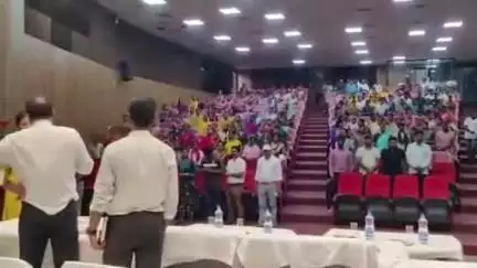 सूरजपुर: सूरजपुर के ऑडिटोरियम में ''धरती आबा जनजातीय ग्राम उत्कर्ष अभियान'' कार्यक्रम का आयोजन किया गया
