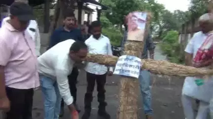 झरिया/जोरापोखर/सिंदरी: लोदना एटक के बैनर तले सांसद ढुल्लू महतो के समर्थकों और स्थानीय लोगों ने लोदना एरिया के परियोजना पदाधिकारी का जलाया पुतला