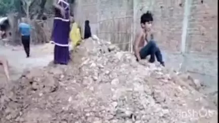 रायपुर कर्चुलियान: ग्राम पंचायत इटहा में दबंगों ने रास्ता खोदा, बड़ी बखरी के 200 लोगों का आवागमन बाधित