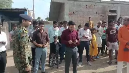 ईसागढ़: कलेक्टर आदित्य सिंह ने गहौरा और महुअन गांव का दौरा किया, ग्रामीणों की समस्याएं सुनकर समाधान के निर्देश दिए