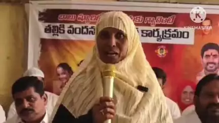 తల్లికి వందనం అమలుపై సీఎం మంత్రి ఎమ్మెల్యే చిత్రపటాలకు పాలాభిషేకం చేసిన మున్సిపల్ చైర్ పర్సన్, విద్యార్థులు