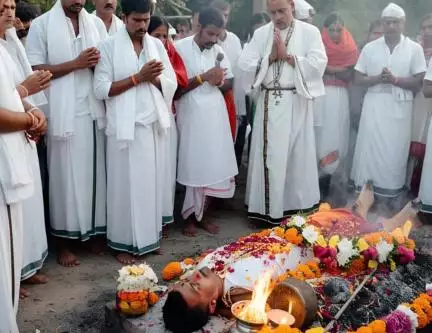 ಅಂತ್ಯಕ್ರಿಯೆ ವೇಳೆ ಇದ್ದಕ್ಕಿದ್ದಂತೆ ಎಚ್ಚರಗೊಂಡ ‘ವೃದ್ಧ’.. ಸತ್ತಿದ್ದಾನೆ ಎಂದು ಹೇಳಿದ್ದ ವೈದ್ಯರಿಗೆ ಶಾಕ್