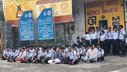 ଅନୁଗୋଳ: ପାଞ୍ଚ ଦଫା ଦାବିରେ ଜିଲ୍ଲା ମୁଖ୍ୟ ଚିକିତ୍ସାଳୟ ସୁରକ୍ଷା କର୍ମୀଙ୍କ ସିଡିଏମଓ ଅଫିସ ସମ୍ମୁଖରେ ଆନ୍ଦୋଳନ