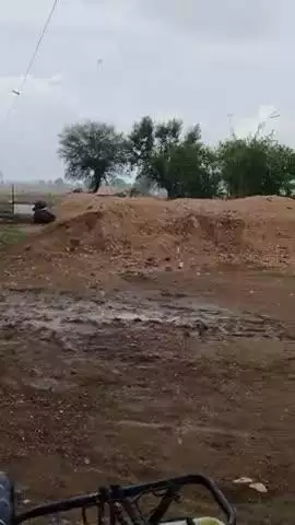 Khategaon district gram se Barish hone ke Karan kisanon ko samasya ho rahi hai