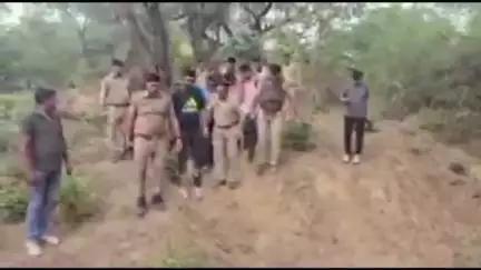 बड़ौत: फौलाद नगर के जंगल में मुठभेड़ के बाद ₹25,000 का इनामी लुटेरा घायलावस्था में गिरफ्तार, नगदी, तमंचा व अन्य सामान बरामद
