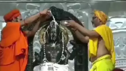 मौसम के अनुसार बदल रहा राम लला का भोग, गर्मी में मिल रहा मैंगो शेक और लस्सी