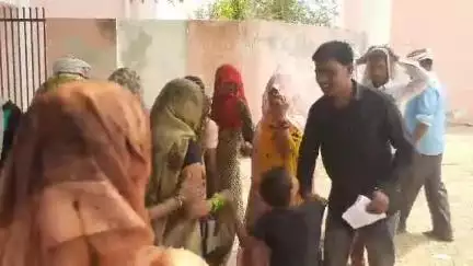 मुरैना नगर: गांव में 90 सालों से रह रहे प्रजापति परिवारों को दबंगों की धमकी, पीड़ितों ने कलेक्ट्रेट में लगाई मदद की गुहार