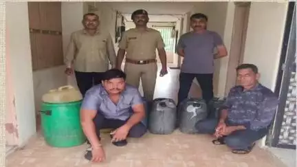 નડિયાદ: ચલાલી તથા અંધારી આમલી વિસ્તારમાં દરોડો પાડી પોલીસે મોટી માત્રામાં દેશી દારૂના જથ્થા સાથે ચાર ઈસમોની અટકાયત કરી.