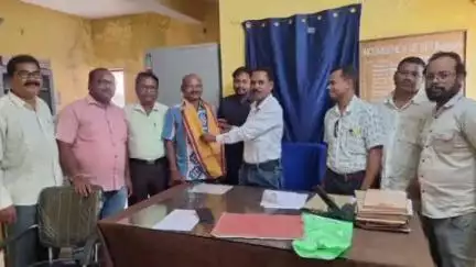 କଣ୍ଟାବାଞ୍ଜି: ବଙ୍ଗୋମୁଣ୍ଡା ବ୍ଲକ ଶିକ୍ଷା ଅଧିକାରୀ ଙ୍କ କାର୍ଯ୍ୟାଳୟ ରେ ଏବିଇଓ ଙ୍କୁ ବିଦାୟକାଳୀନ ସମ୍ବର୍ଦ୍ଧନା ଅନୁଷ୍ଠିତ