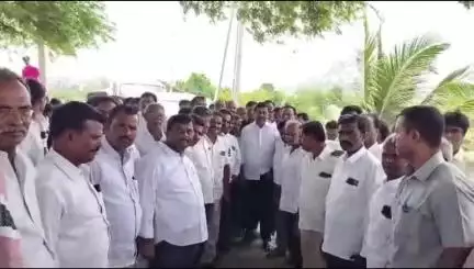 ఎల్లుట్ల గ్రామంలో పర్యటించి కార్యకర్తలతో పలు సమస్యలపై చర్చించిన ఎమ్మెల్యే నల్లారి కిషోర్ కుమార్ రెడ్డి