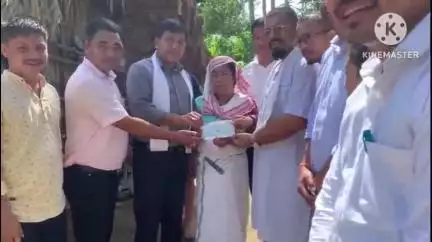 ডুমডুমা: কৰ্দৈগুৰিত বানত নিহত সুমন মৰাণৰ পৰিয়াললৈ মুখ্যমন্ত্ৰীৰ সাহায্য কোষৰ ৫ লাখ টকাৰ এককালীন সাহায্য প্ৰদান বিধায়ক সুৰেন ফুকনৰ