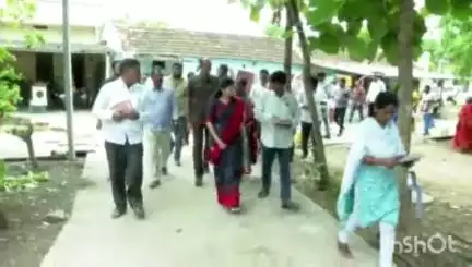 హసన్​పర్తి: పెంబర్తి గ్రామంలో పురోగతిలో ఉన్న ఇందిరమ్మ ఇళ్ల నిర్మాణ పనులను పరిశీలించిన జిల్లా కలెక్టర్