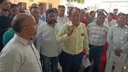 बांसडीह: CHC अधीक्षक बांसडीह की मौत के बाद स्वास्थ्य कर्मियों में नाराजगी, निष्पक्ष जांच की मांग की