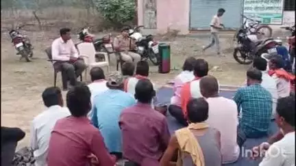 अनूपपुर: बकेली में ट्रैफिक चौपाल, ग्रामीणों को सड़क सुरक्षा की जानकारी दी गई