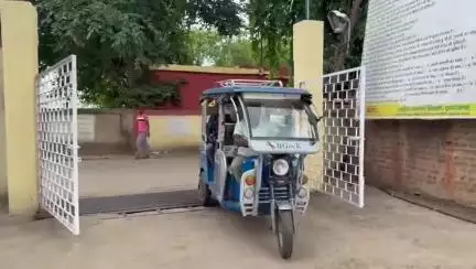 गोड्डा: गोड्डा में दो बाइकों की टक्कर, छात्र घायल, टोटो चालक ने अस्पताल पहुंचाया