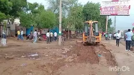 दौसा: नगर परिषद ने जिला अस्पताल दौसा के आगे अस्थाई अतिक्रमण को हटाया, लोगों ने एनओसी नहीं देने का लगाया आरोप