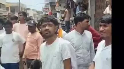 वरला: बलवाड़ी में बेमौसम बारिश से फसल बर्बाद, किसानों ने चक्का जाम कर मुआवजे की मांग की