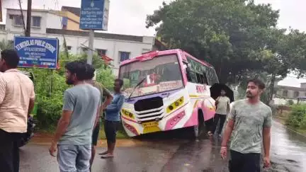 গড়বেতা ১: গরবেতা কলেজের সামনে অল্পের জন্য রক্ষা পেল যাত্রীবোঝাই বাস