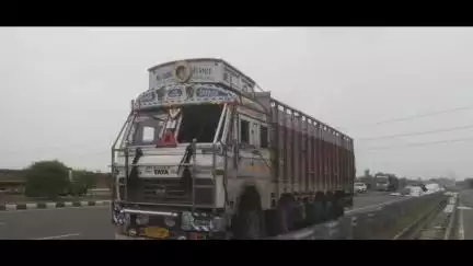 ज्ञानपुर: ऊंज में ट्रक पर लदा मुर्गी चारे का गट्ठर बाइक सवार युवक पर गिरा, युवक की दबकर हुई मौत