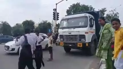 रुद्रपुर: रुद्रपुर के डीडी चौक पर नो एंट्री में घुसा डंपर, यातायात पुलिसकर्मी ने रोककर लिया कब्जे में