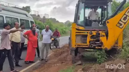धार: मांडू नगर परिषद ने मुख्य चौराहे से धार मार्ग पर 500 मीटर तक सड़क का चौड़ीकरण शुरू किया