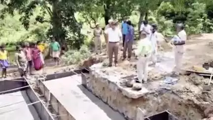 அந்தியூர்: பர்கூர் ஊராட்சி பகுதியில் நடைபெற்று வரும் பல்வேறு வளர்ச்சி திட்ட பணிகளை ஆட்சியர் பார்வையிட்டார்