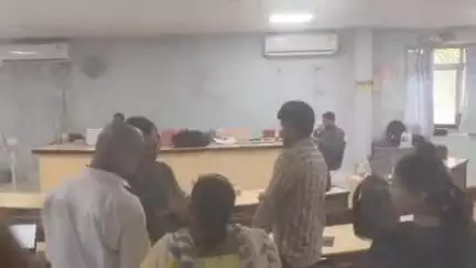మేడ్చల్: కాప్ర జిహెచ్ఎంసి కార్యాలయంలో ఏసీబీ అధికారుల తనిఖీలు, రెడ్ హ్యాండెడ్ గా పట్టుబడిన చర్లపల్లి ఏఈ స్వరూప