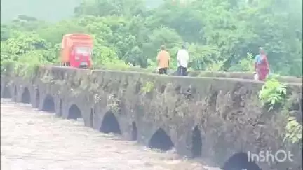 रोहा: नागोठणे येथील 445 वर्षाच्या जुना असलेला पूल सरकार कधी बांधणार संतप्त नागोठणेकरांचा सवाल