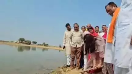 बाड़मेर: बाड़मेर जिला कलेक्टर टीना डाबी ने बांदरा चलाया फावड़ा, प्रभारी मंत्री जोराराम कुमावत ने तालाब की उतारी आरती