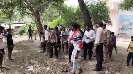 सिराथू: सिराथू के नारा गांव में जमीन कब्जा की शिकायत पर पहुंचे डीएम ने कार्रवाई की, शिकायतकर्ताओं को किया संतुष्ट