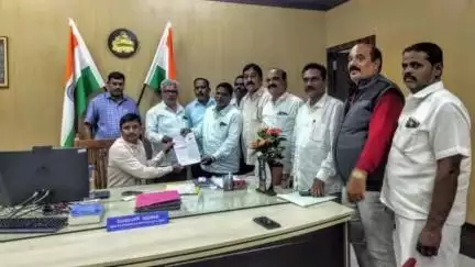 ಯಳಂದೂರು: ಯಳಂದೂರು ಕಸಬಾ ಕ್ಷೇತ್ರದಿಂದ ಎಂಸಿಡಿಸಿಸಿ ಬ್ಯಾಂಕ್ ನಿರ್ದೇಶಕ ಸ್ಥಾನಕ್ಕೆ ನಾಮಪತ್ರ ಸಲ್ಲಿಸಿದ  ವೈ.ಎಂ.ಜಯರಾಮ್