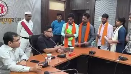 जैतहरी: क्योंटार-चांदपुर मार्ग निर्माण की मांग लेकर कलेक्ट्रेट पहुंचे कमलेश