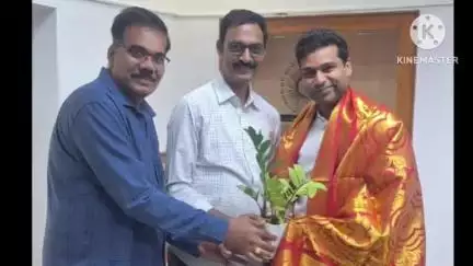ఖమ్మం అర్బన్: జిల్లా కలెక్టర్ గా ముజమ్మిల్ ఖాన్ తనదైన ప్రత్యేకతను చాటారు మంత్రి పొంగులేటి క్యాంప్ కార్యాలయం ఇన్చార్జి దయాకర్ రెడ్డి