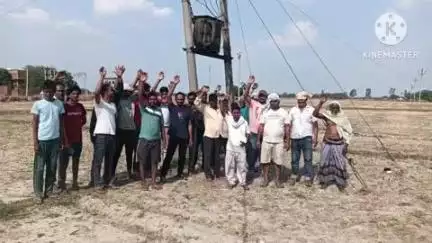 मार्टिनगंज: बरदह थाना क्षेत्र के पिलखुवा गांव में 63 केवी का ट्रांसफार्मर जलने से लोग आक्रोशित, जिम्मेदारों का ध्यान नहीं