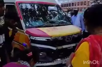 हरिद्वार: भारतीय किसान यूनियन के टिकैत गुट के किसानों ने बिरला घाट मार्ग किया जाम, होमगार्ड पर अभद्रता का लगाया आरोप