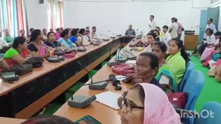 शिकारीपाड़ा: प्रखंड सभागार में प्रखंड के सभी बीएलओ को निर्वाचन से संबंधित प्रशिक्षण दिया गया