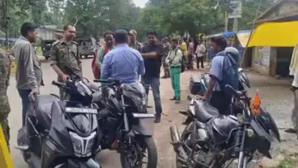 गुमला: करमडीपा चौक में वाहन चेकिंग के दौरान सड़क सुरक्षा जागरूकता अभियान, ड्राइवरों को किया गया सतर्क