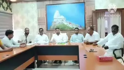 गिरिडीह: बस स्टैंड रोड स्थित परिसदन भवन में झारखंड मुक्ति मोर्चा गिरिडीह महानगर समिति की बैठक हुई