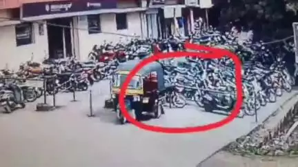 ಹುನಗುಂದ: ಪಟ್ಟಣದ ಬಸ್ ನಿಲ್ದಾಣದಲ್ಲಿ ನಿಲ್ಲಿಸಿದ ಬೈಕ್ ಕಳ್ಳತನ : ಕಳ್ಳತನ ದೃಶ್ಯ ಸಿಸಿ ಕ್ಯಾಮರಾದಲ್ಲಿ ಸೆರೆ #Localissue