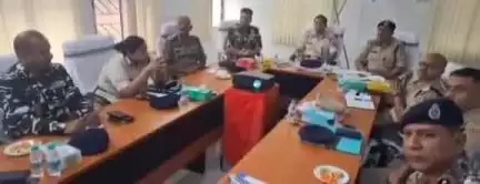 मेदिनीनगर (डालटनगंज): आईजी ने सर्किट हाउस में झारखंड-बिहार के अधिकारियों के साथ अपराध और नक्सल पर की समीक्षा बैठक