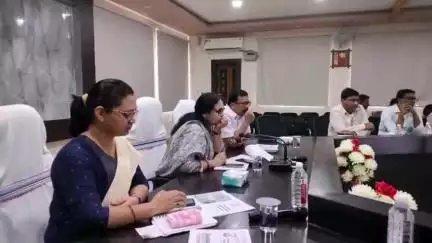सिमडेगा: सिमडेगा डीसी की अध्यक्षता में ग्रामीण विकास विभाग की योजनाओं की प्रगति पर समीक्षा